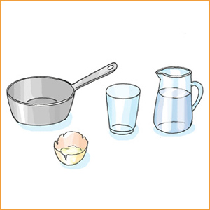 Ein Kochtopf, ein halbes Ei, ein Glas und eine Karaffe mit Wasser