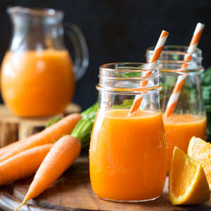 Gläser mit Saft mit Obst und Gemüse